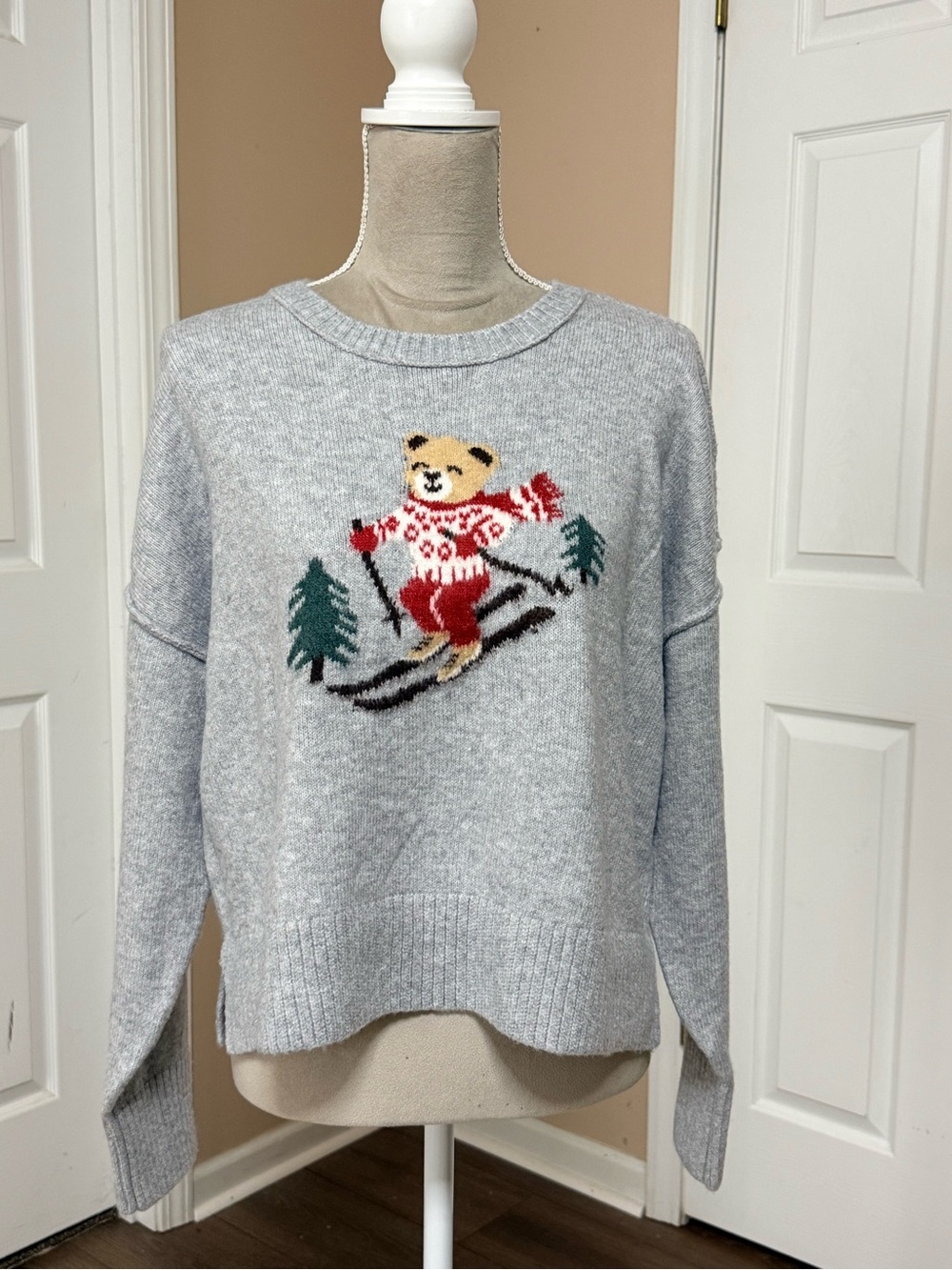 New Pink Rose soft knit bear semi cropped holiday sweater size large